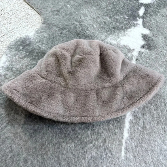 Sprigs Reversible Faux Fur Sherpa Bucket Hat - Picture 3 of 13